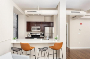 2BR Lux Apartment With Rooftop Deck, Gym & Parking